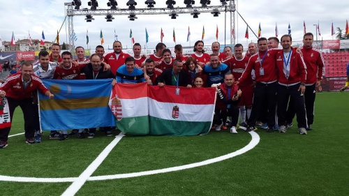 Kispályás örömfoci- Rögtön elsőre a nyolc között válogatottunk